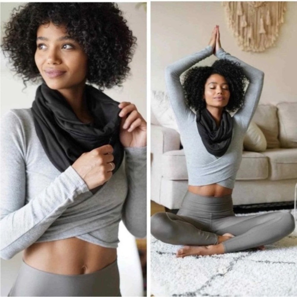 NEW Beyond Yoga Hidden Pocket Infinity Scarf Black OS Lightweight Zipper Pocket